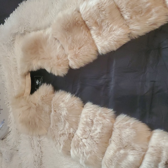 Luxurious Faux Fur Vest - Picture 3 of 12